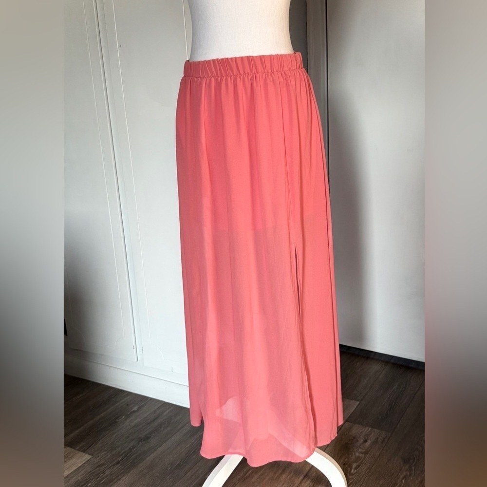 Beautiful skirt with half lining and slit one side size M